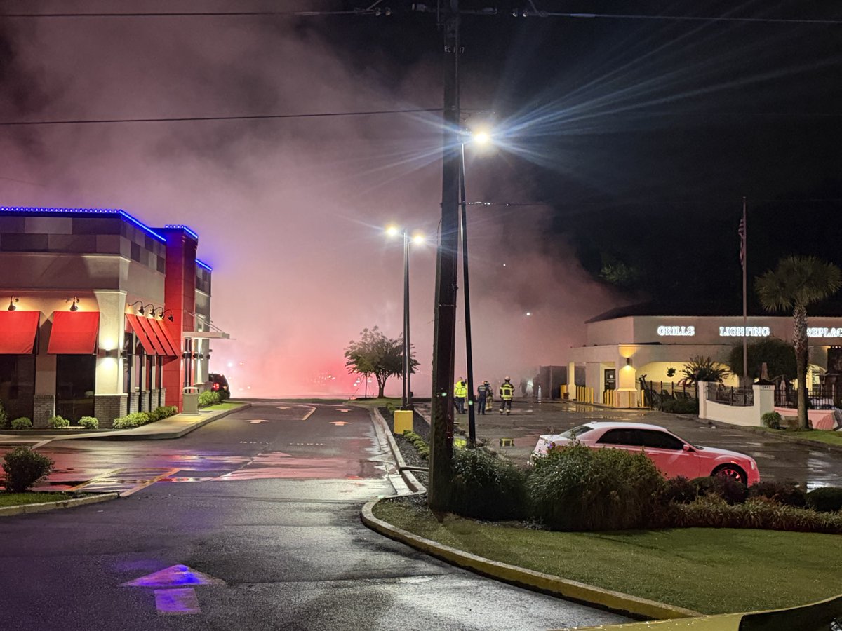 A fire broke out tonight at Hollywood Pools on Highway 31 in Vestavia Hills. Firefighters from Vestavia, Hoover and Rocky Ridge are responding to the scene.